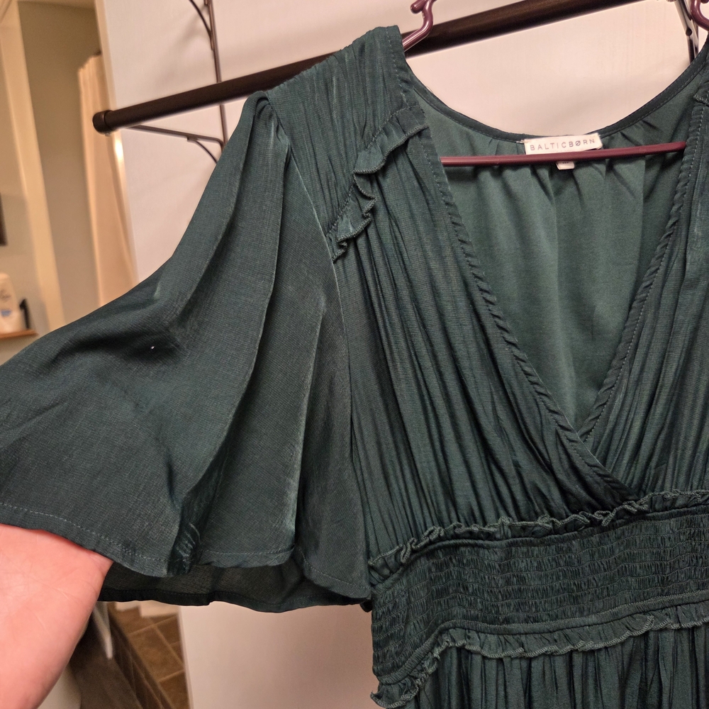 Elegant Emerald Green Maxi Dress - Picture 2 of 5